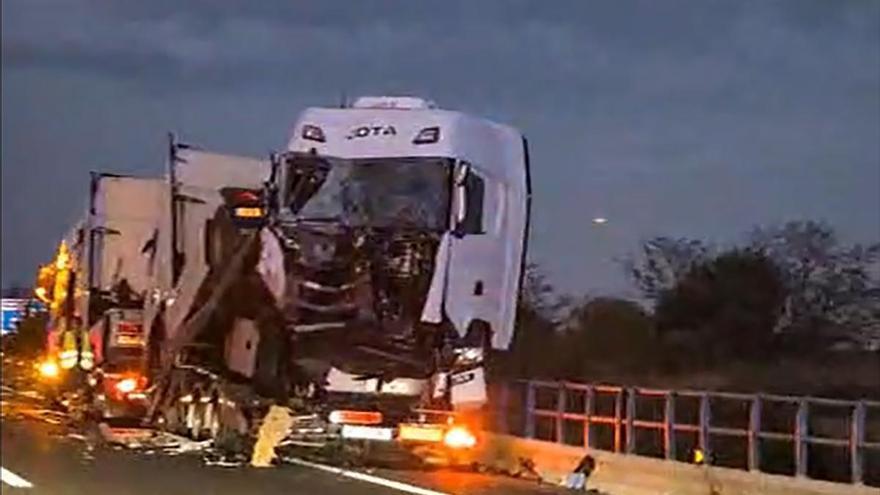 Vídeo: Un accidente entre dos camiones complica la circulación en la AP-7 en Castellón