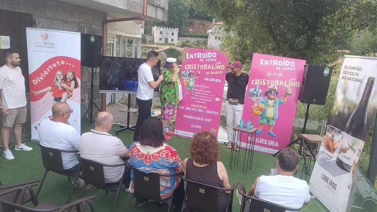 Presentación a cargo del Capitán Sabrosura, con el micro, y Cristobaliño, a su lado