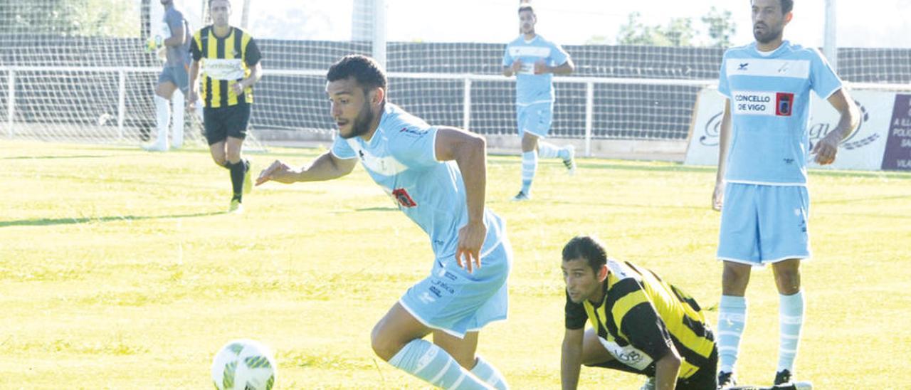 La difuminada huella ourensanista del Compos | Hasta cuatro futbolistas ourensanos o con pasado en el Ourense militaron la pasada temporada en el Compostela. Tras la caída a Tercera División, todos han encontrado acomodo en la categoría de bronce. El que fuera capitán del conjunto rojillo, Yosu, recaló en el Coruxo, mientras que el central Daniel Portela fichó por el Pontevedra de Luisito y Álex Fernández. Jordan Sánchez, el que más tiempo se echó en blanquiazul, se convirtió a finales del pasado mes de julio en delantero del Sabadell. Por último, el portero Pato Guillén se fue al Boiro de Fredi, su técnico en la parte final de la liga en Santiago, y del mediocentro Borja Yebra.