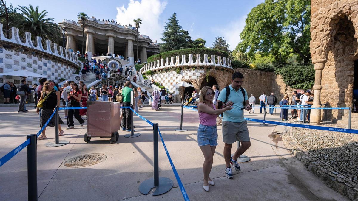 Entrada principal del Park Güell, en la calle de Olot
