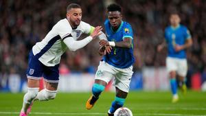 Kyle Walker y Vinicius durante el amistoso entre Inglaterra y Brasil