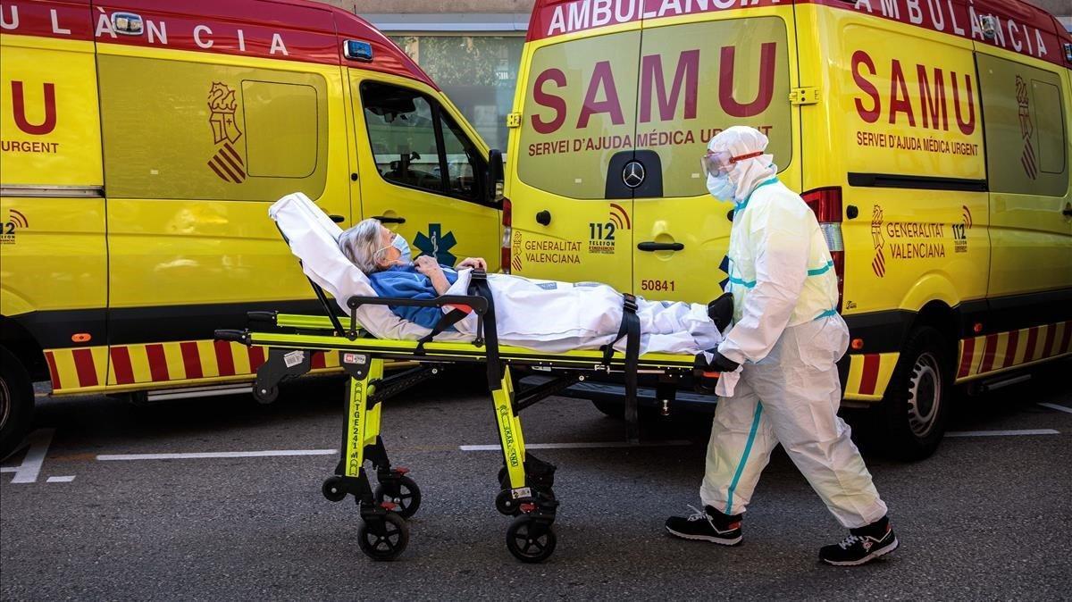 zentauroepp55603067 grafcva8968  valencia  26 10 2020   un sanitarios con equipo201124181103