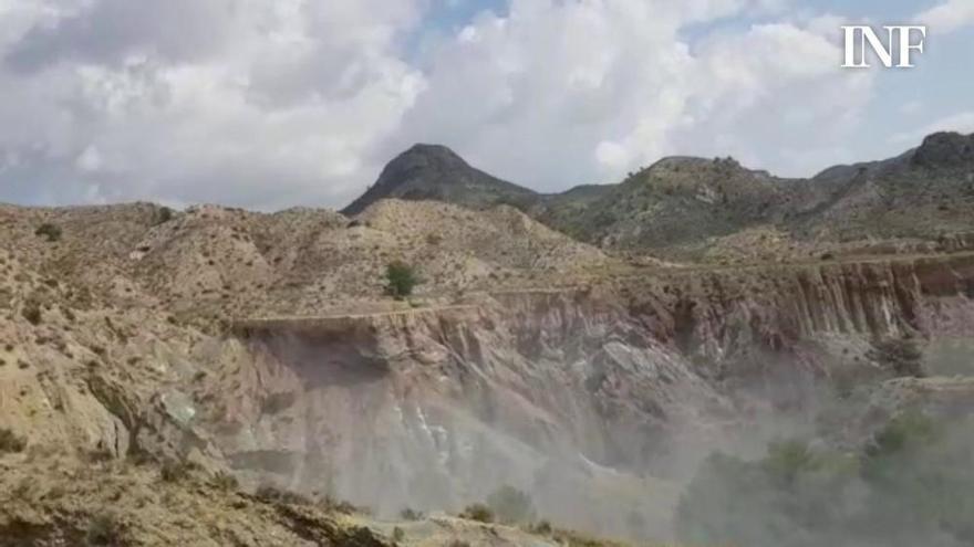 Los bomberos extinguen un fuego en el Monnegre