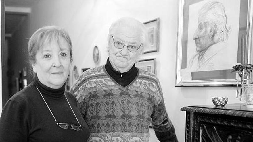 Juan Benito Argüelles y su esposa, Lola Fernández Lucio, en su domicilio ovetense, durante la conversación con LA NUEVA ESPAÑA.