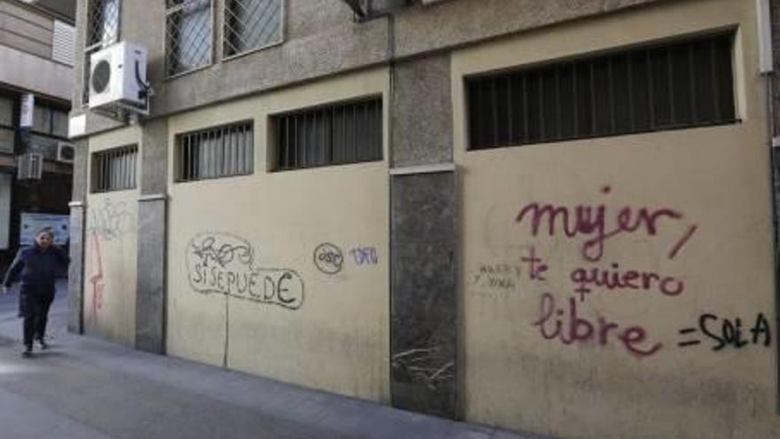 La contrata de la limpieza elimina más de un millar de pintadas cada año con un coste de 150.000 euros