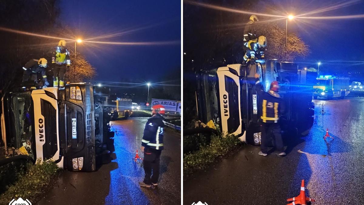 Los bomberos, encima del camión accidentado.
