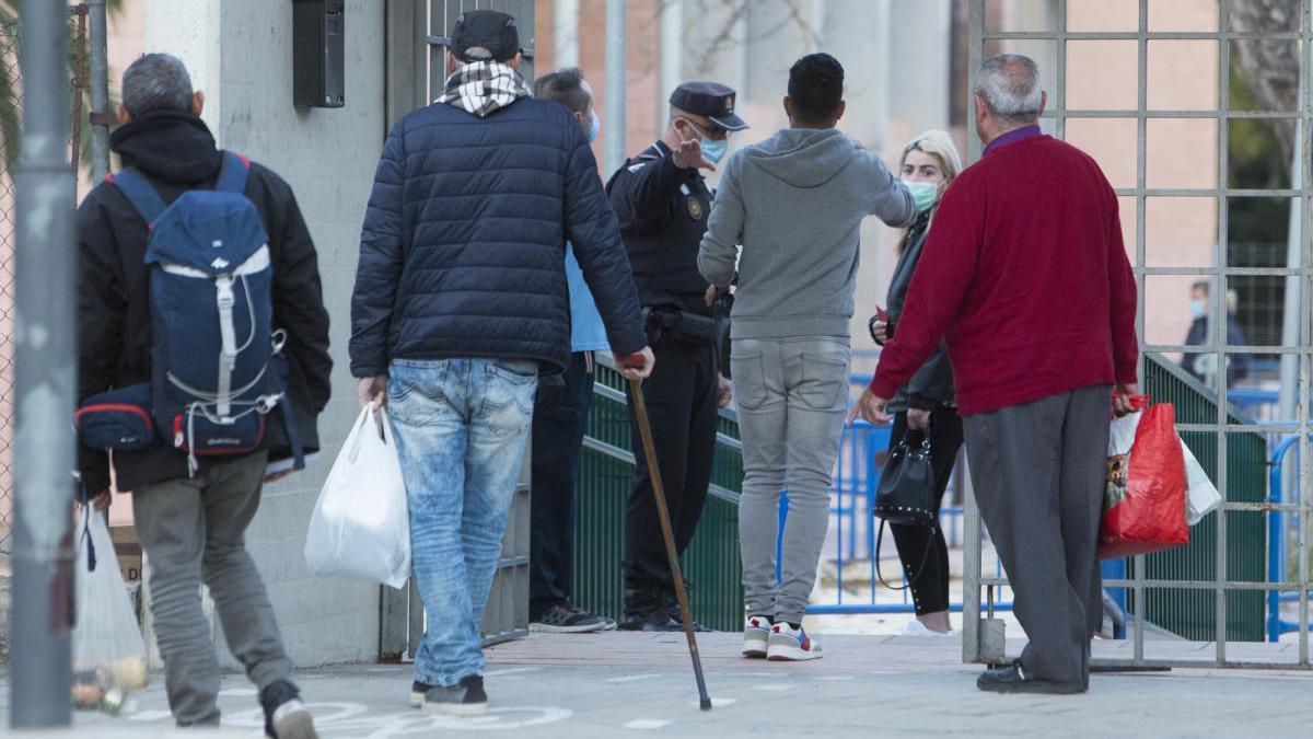 Personas sin hogar accediendo al pabellón de Florida Babel durante la pandemia