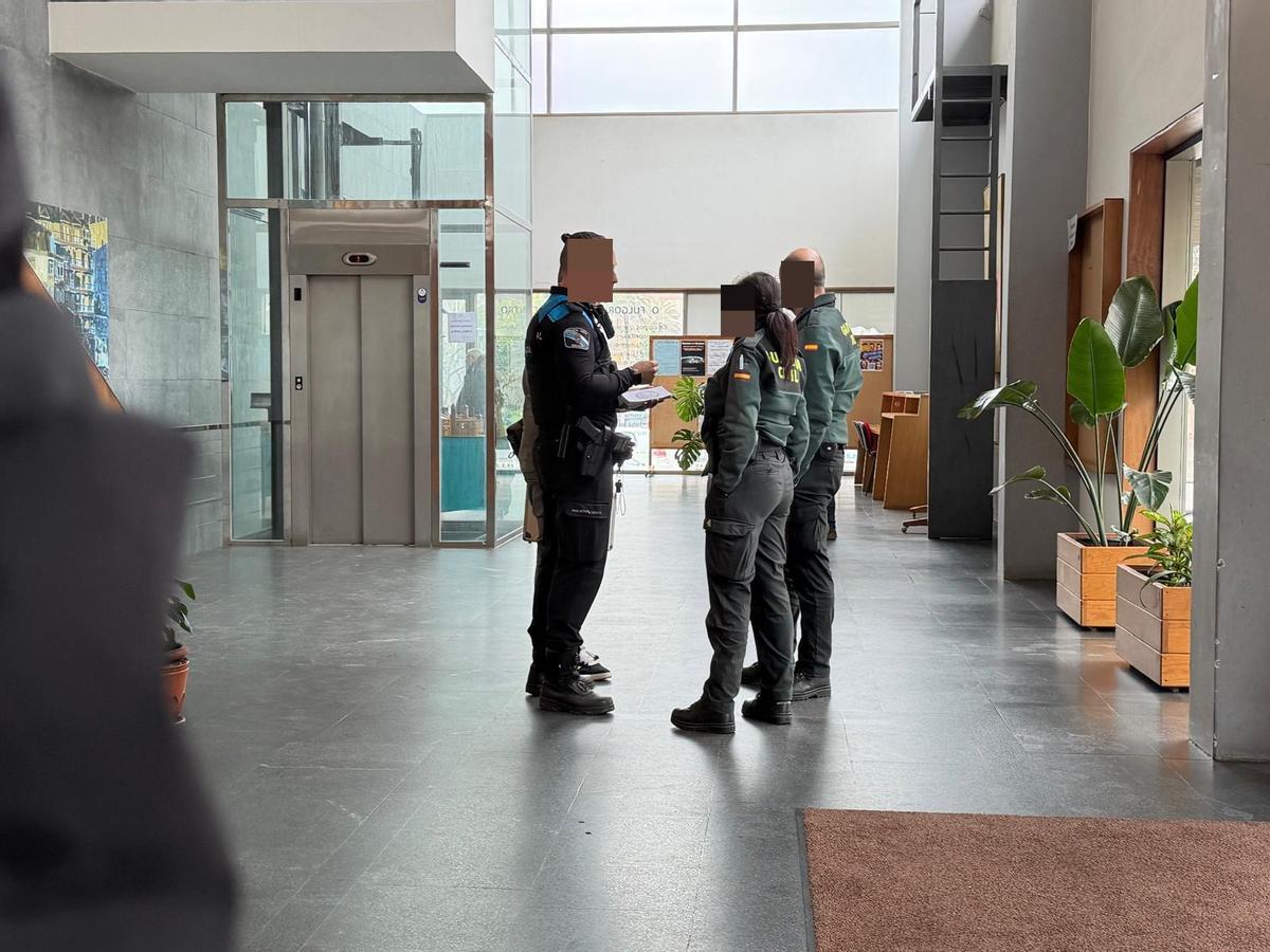 Policía y Guardia Civil esta mañana en el Concello de Cangas.