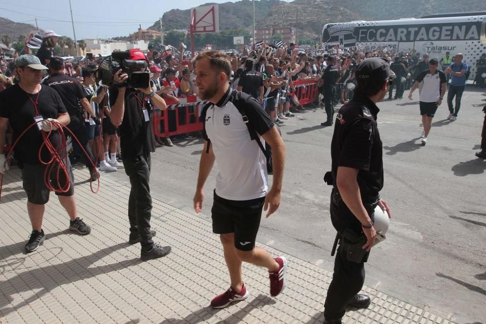 Llegada de los jugadores del FC Cartagena al estadio
