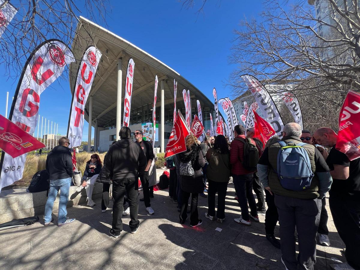 La plantilla de CaixaBank se concentra ante la Junta General de Accionistas.