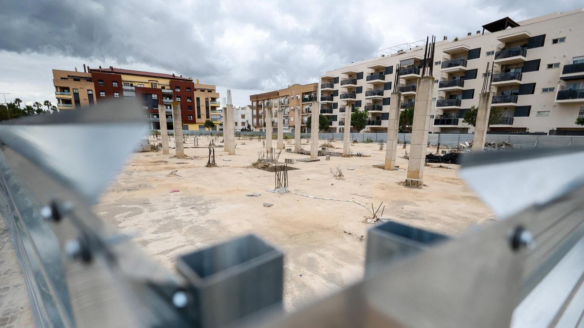 Solar de Catarroja donde un inversor impulsa la promoción de 300 pisos tipo Dubái por un precio de 99.000 euros.