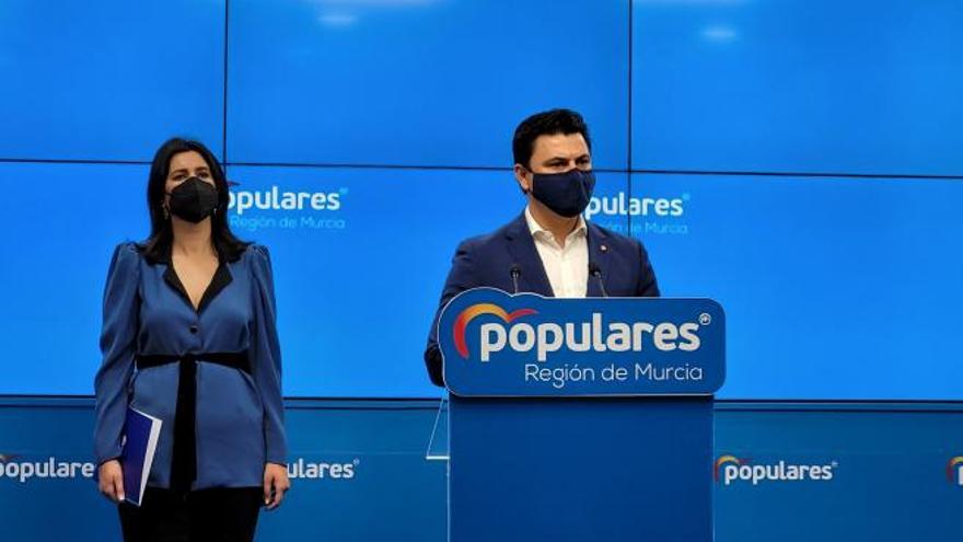 José Miguel Luengo y Miriam Guardiola, en rueda de prensa.