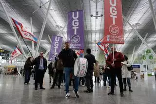 Concentración da UGT no aeroporto de Santiago