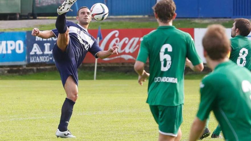 Geni, goleador en los tres últimos partidos, intenta un acrobático control ante el Covadonga.