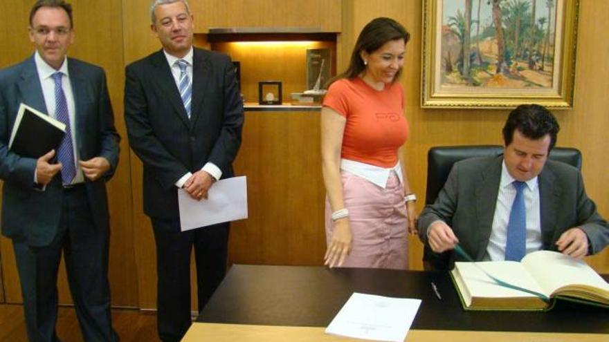 El conseller firmó en el libro del Ayuntamiento ante la alcaldesa, McEvoy y Carbonell.