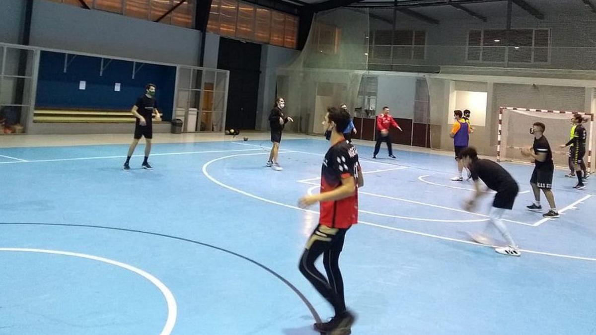 El BM Miño entrenando en el pabellón universitario. |  // FDV