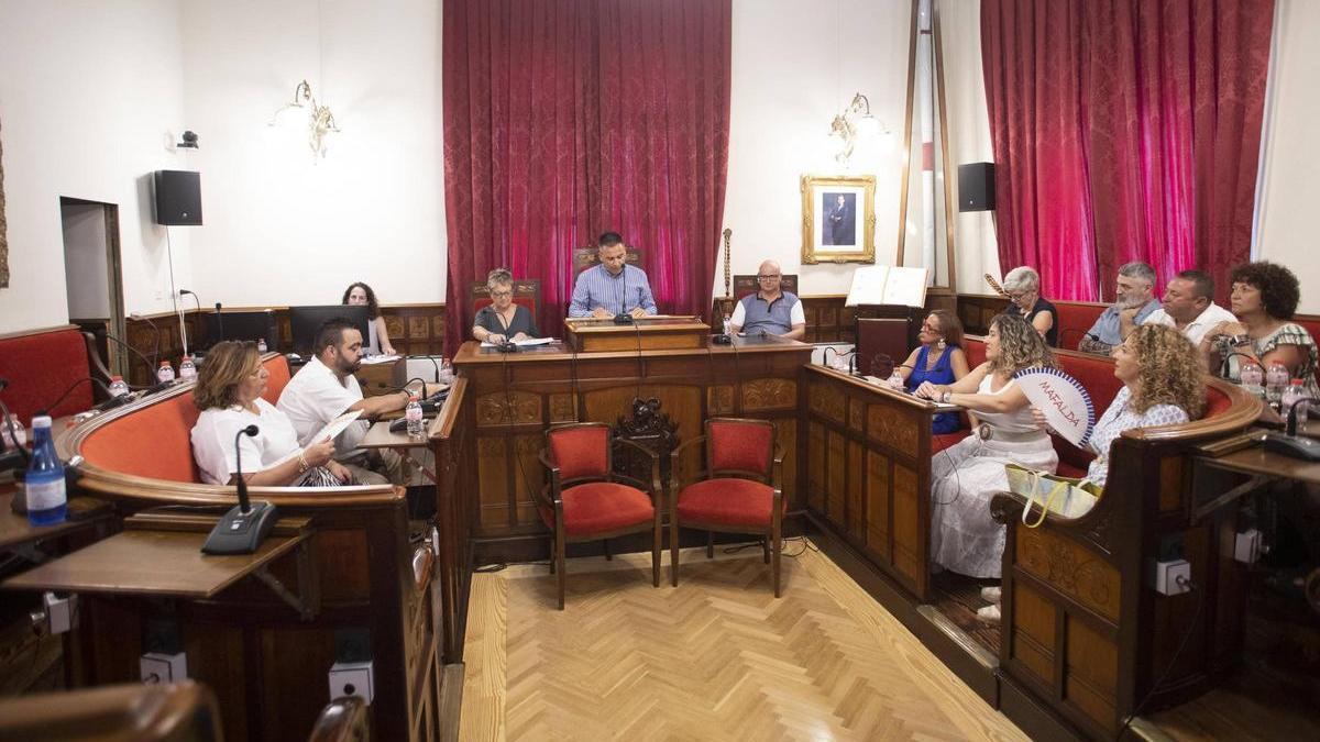 Corporación de Sueca en el pleno de la moción de censura, tras abandonar los ediles del PSOE el salón de sesiones.