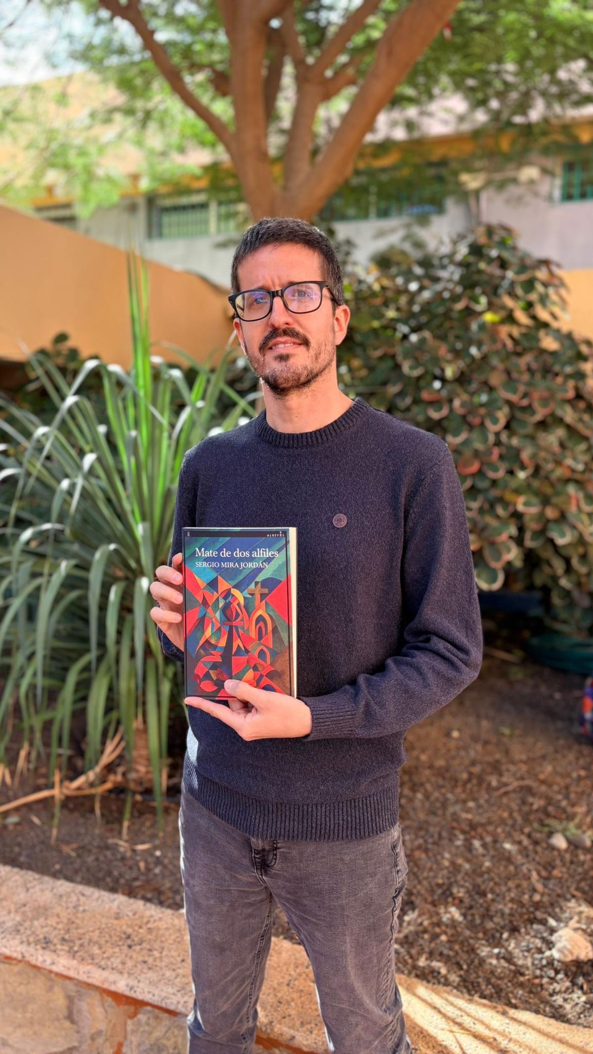 El autor Sergio Mira Jordán, con la novela "Mate de dos alfiles"