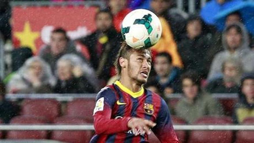 Neymar golpea el balón con la cabeza.