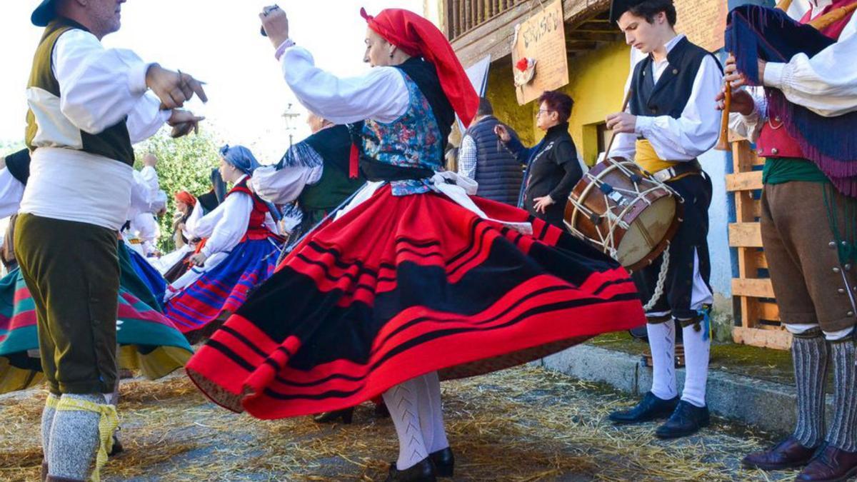 Bailes folclóricos durante los actos en Mestres. | Ana Paz Paredes