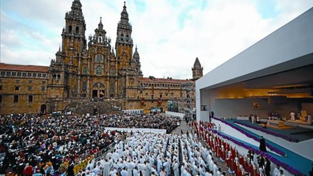 Miles de personas abarrotan la plaza del Obradoiro de Santiago, poco antes de la misa que ofició el Papa, ayer.