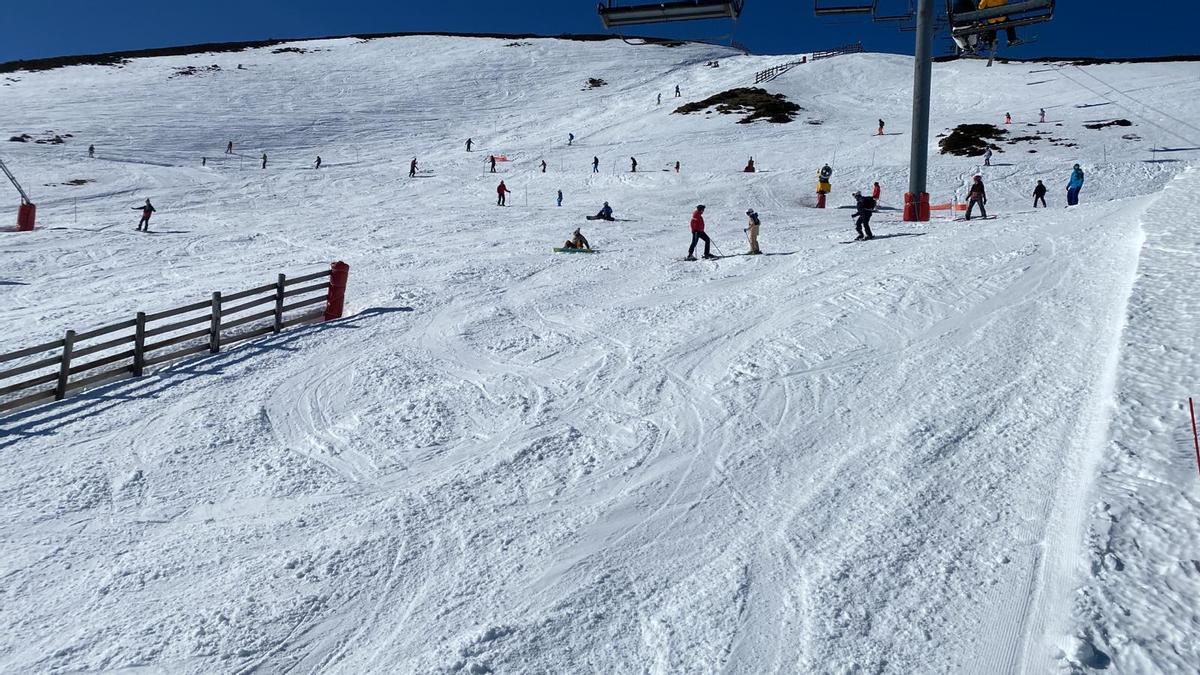 Esquiadores en Pajares, este martes.