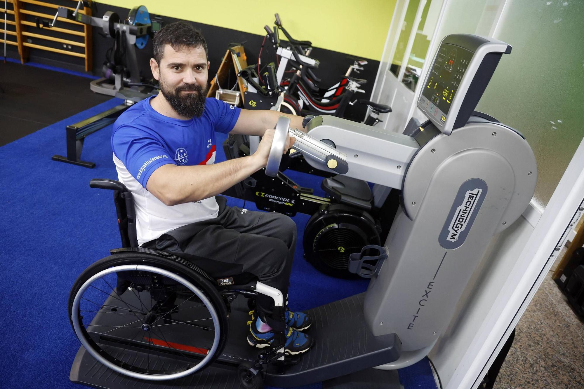 David González Mella, con la bicicleta estática de manos del Fit Center en Coruxo