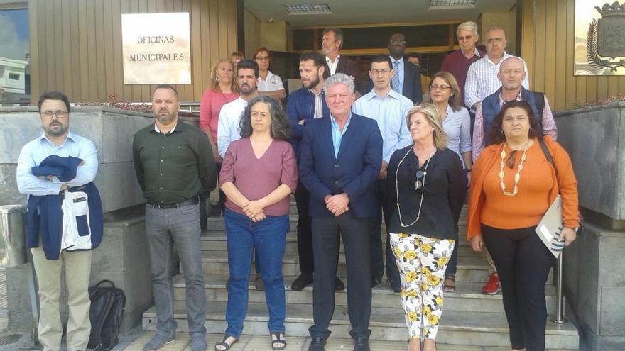 Minuto de silencio a las puertas del Ayuntamiento.