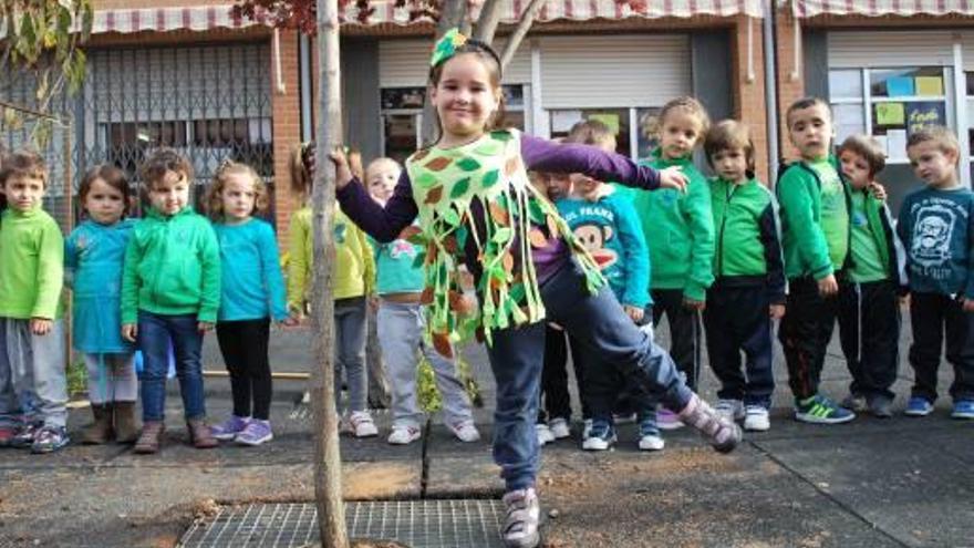 Escolares de Massanassa plantan tres árboles