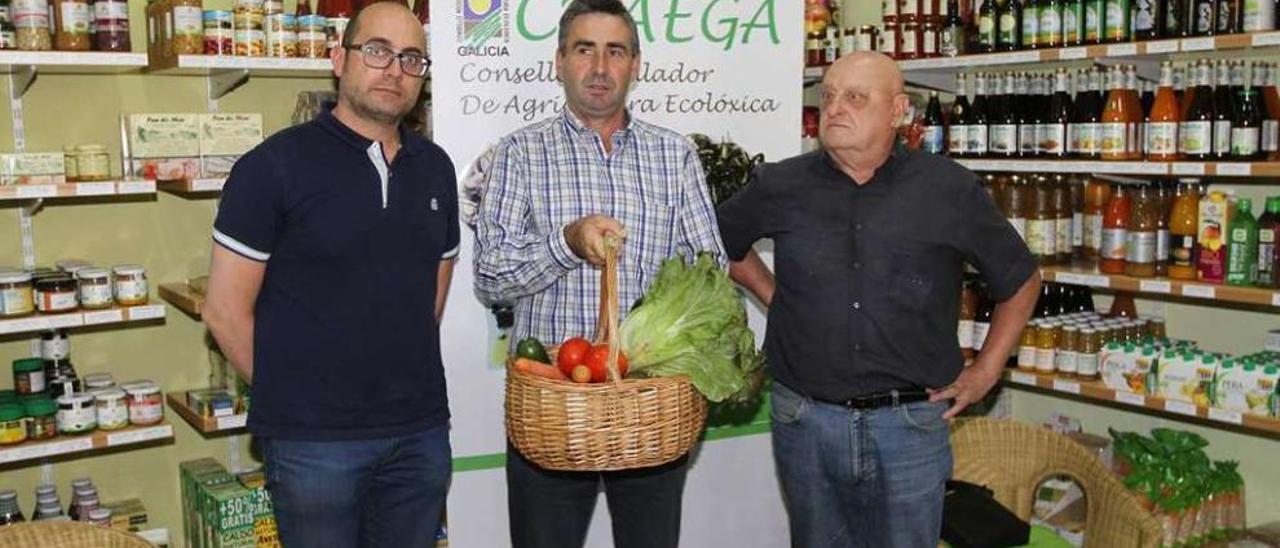 Javier García, José Antonio Fernández y Albino Fernández, miembros de la directiva de Craega. // I. O.