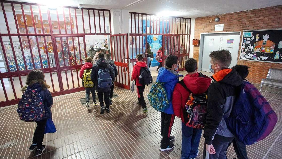 Alumnes a l&#039;entrada de l&#039;Escola Migdia de Girona, en una imatge d&#039;arxiu