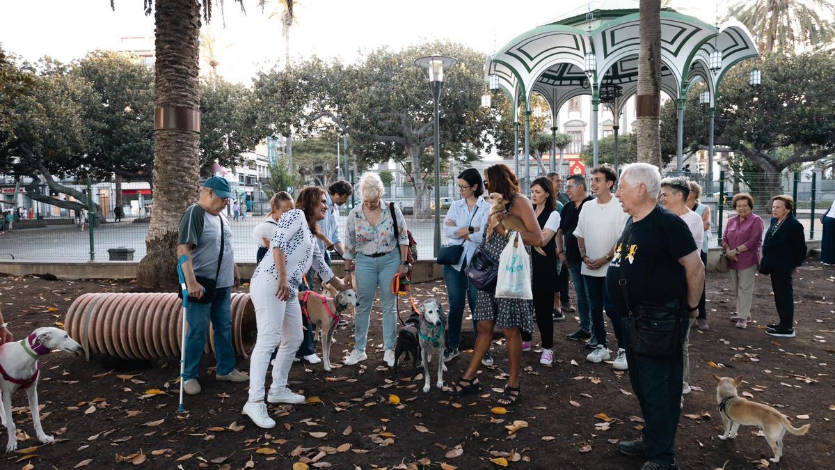 La candidata del PP Jimena Delgado junto a un grupo de propietarios de perros en el parque para perros de San Telmo.