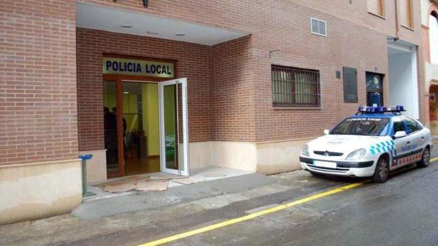 Puerta de acceso a las instalaciones de la Policía Local en Benavente.