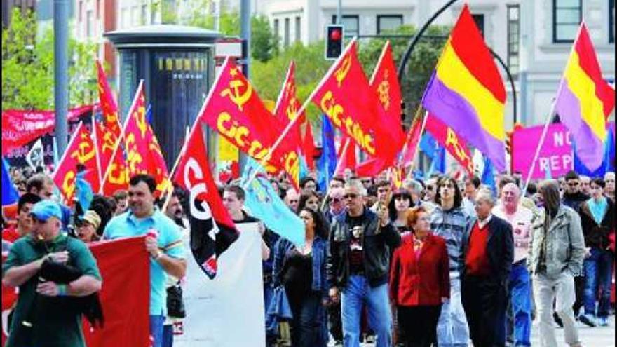 Manifestantes convocados por CSI, CGT y SUATEA, en El Humedal.