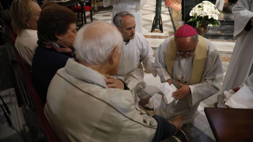 El Arzobispo, lavando los pies a un fiel en la Catedral. | FERNANDO RODRÍGUEZ