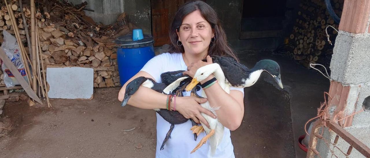 Andrea Costa con los tres patos, ya crecidos.