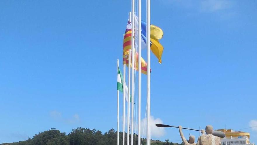 Izadas las banderas autonómicas en el Paseo de los Vencedores