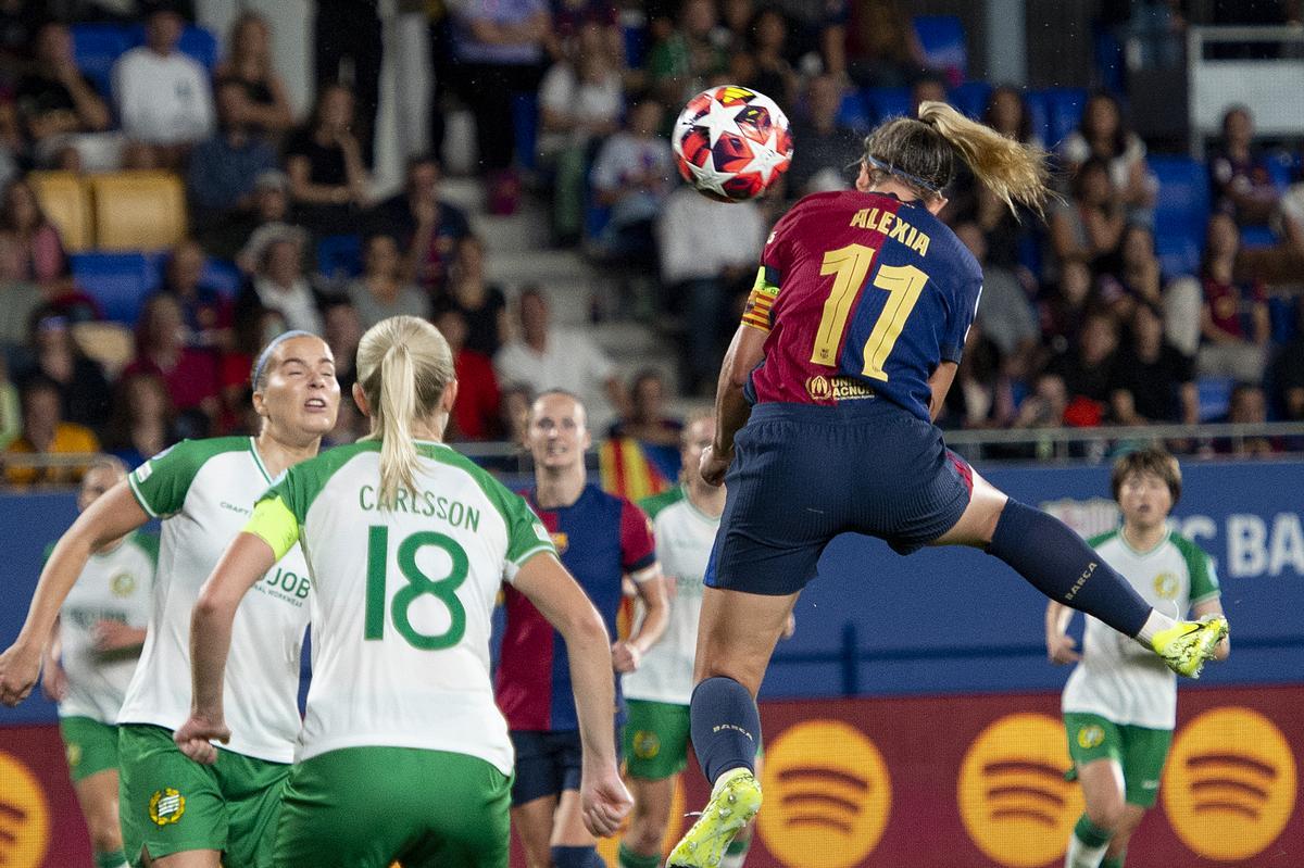 Sant Joan Despi. 16.10.2024.  Deportes.    Alexia salta para cabecear a la red el tercer  gol  blaugrana durante el partido de Champions League entre el FC Barcelona y el Hammarby IF sueco. Fotografía de Jordi Cotrina