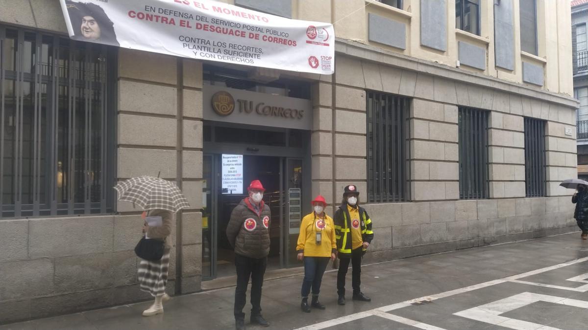 Los sindicatos, en la calle a las puertas de Correos, en Santa Clara.