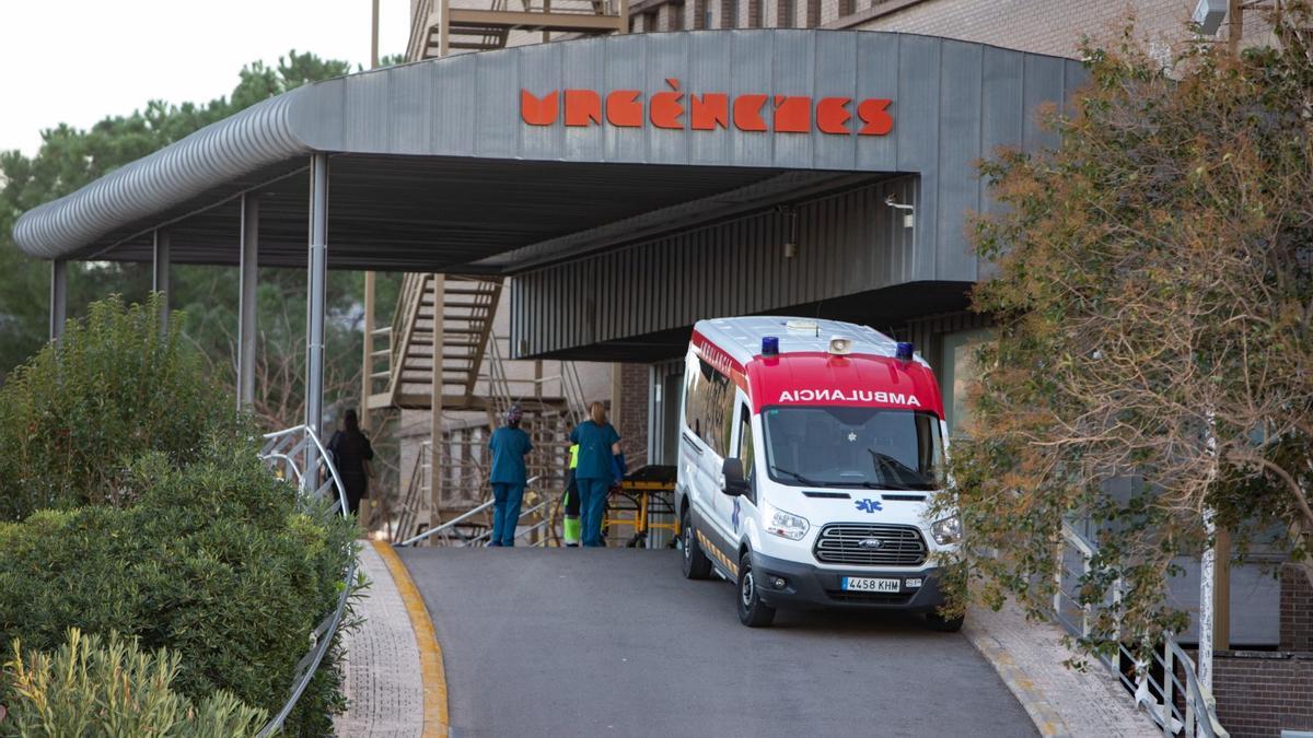 Una ambulancia ante el servicio de Urgencias del Hospital de Xàtiva.