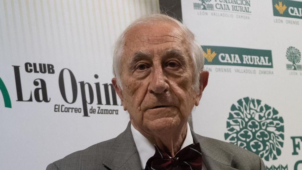 Inocencio Arias, con su tradicional pajarita, en el Club LA OPINIÓN-EL CORREO DE ZAMORA.