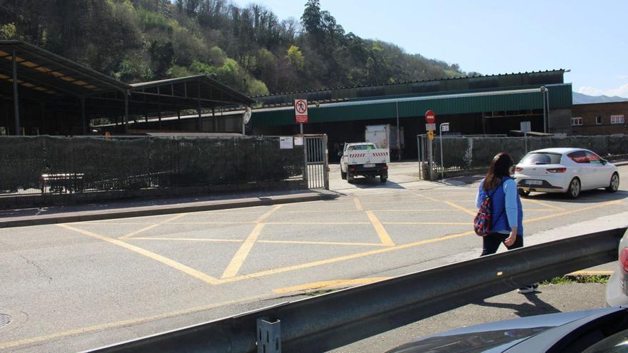 A Mieres le salen las cuentas: gana 1,1 millones en la compraventa de las naves de los servicios operativos