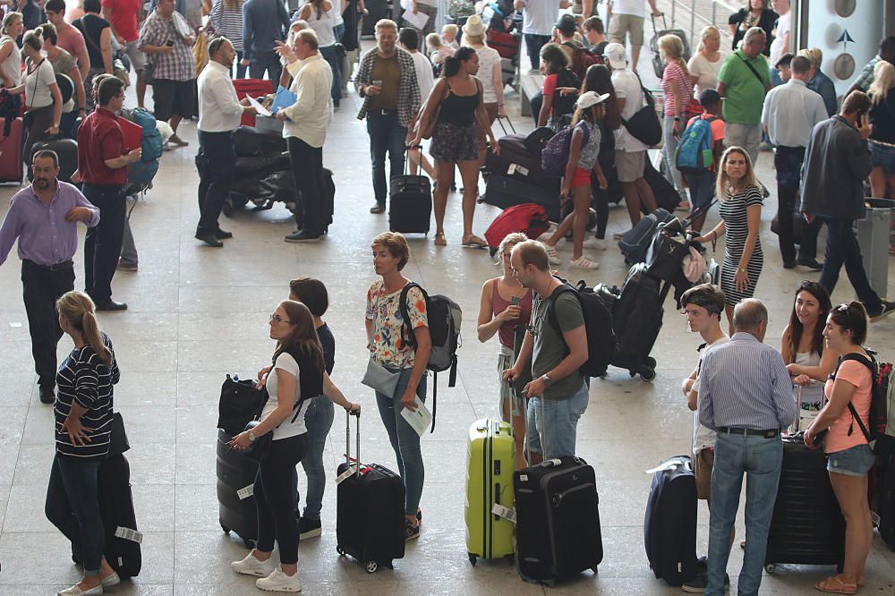 El aeropuerto de la Costa del Sol opera este fin de semana más de 2.000 vuelos que transportan a miles de turistas en el inicio o el fin de sus vacaciones de verano