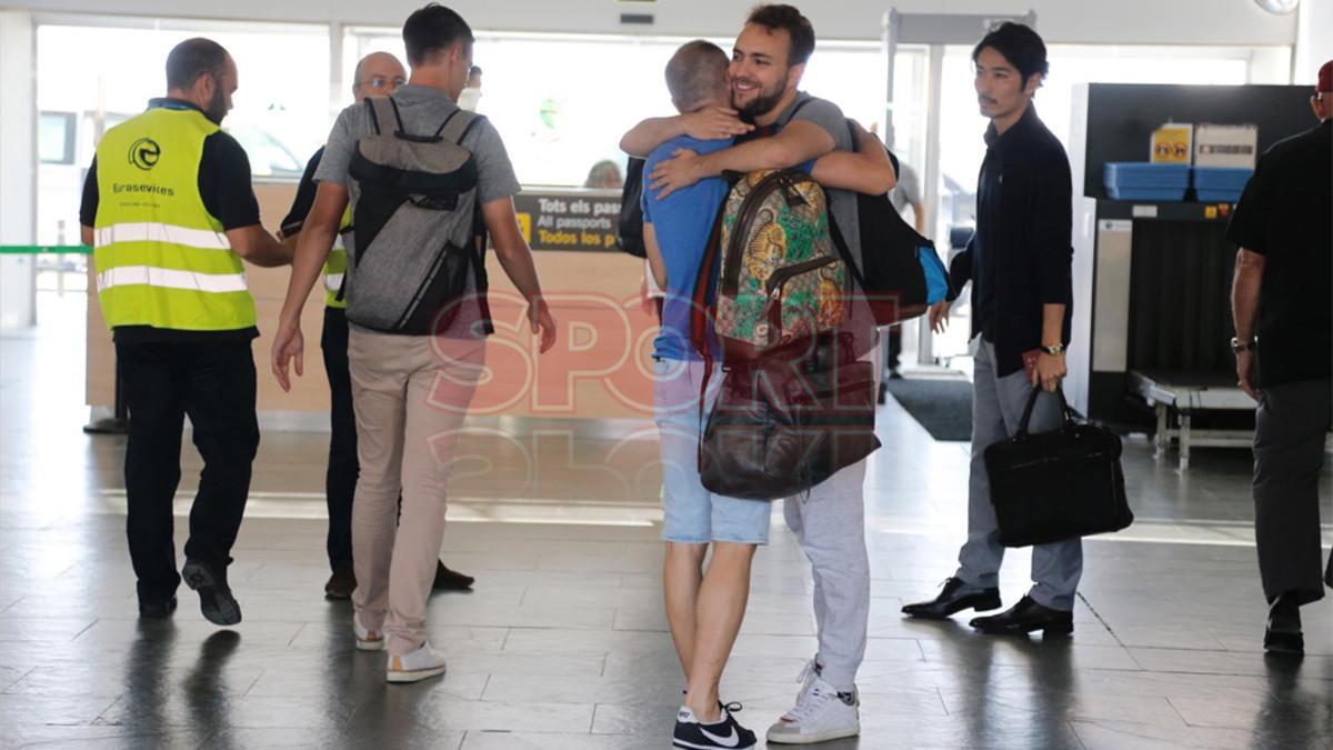 Andrés Iniesta en el aeropuerto de El Prat antes de viajar a Japón