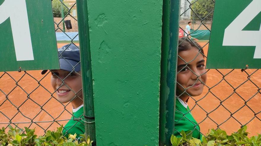 Los jóvenes recogepelotas del torneo internacional del Club de Tenis de Oviedo