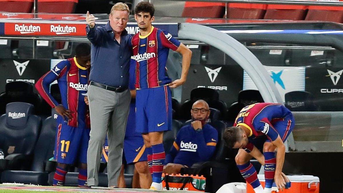 Ronald Koeman dando instrucciones a Trincao durante el FC Barcelona-Elche del Gamper