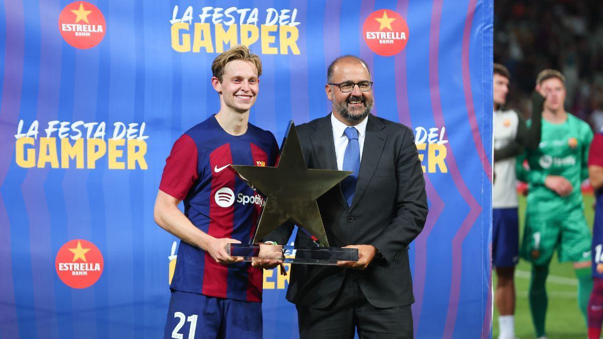 De Jong, MVP del partido, recoge el premio de Estrella Damm