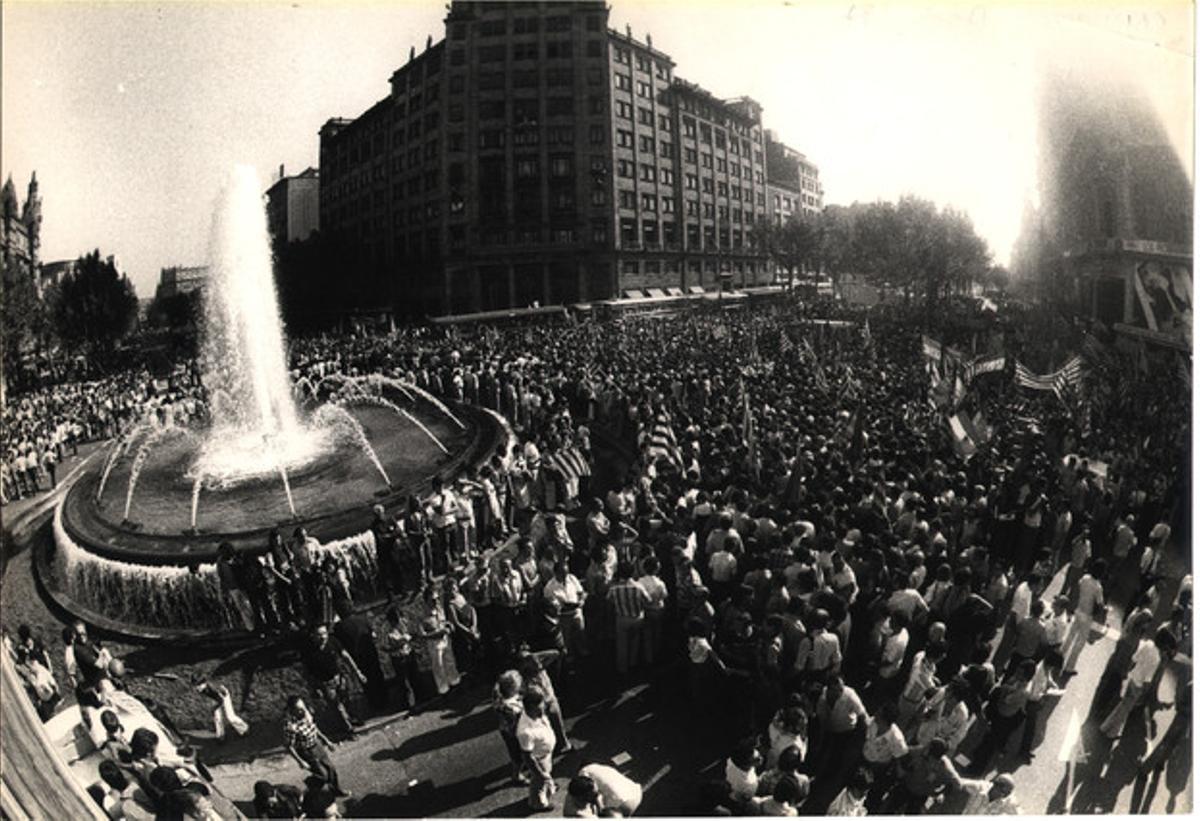 Vista de la Diada a la plaça de Catalunya, el 1977.