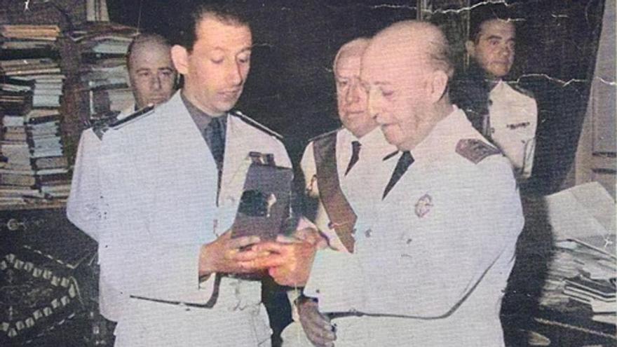 El exalcalde de Mieres, Guillermo Lorenzo, entregando la medalla del concejo a Francisco Franco.