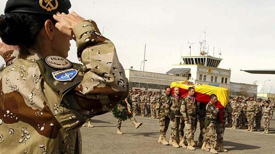 Los soldados despiden a sus compañeros muertos tras el atentado talibán, ayer en la base afgana de Herat